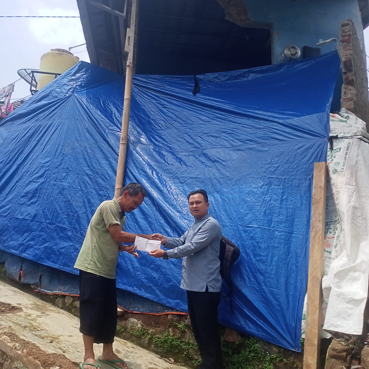 PENYALURAN BANTUAN DARURAT BENCANA LONGSOR