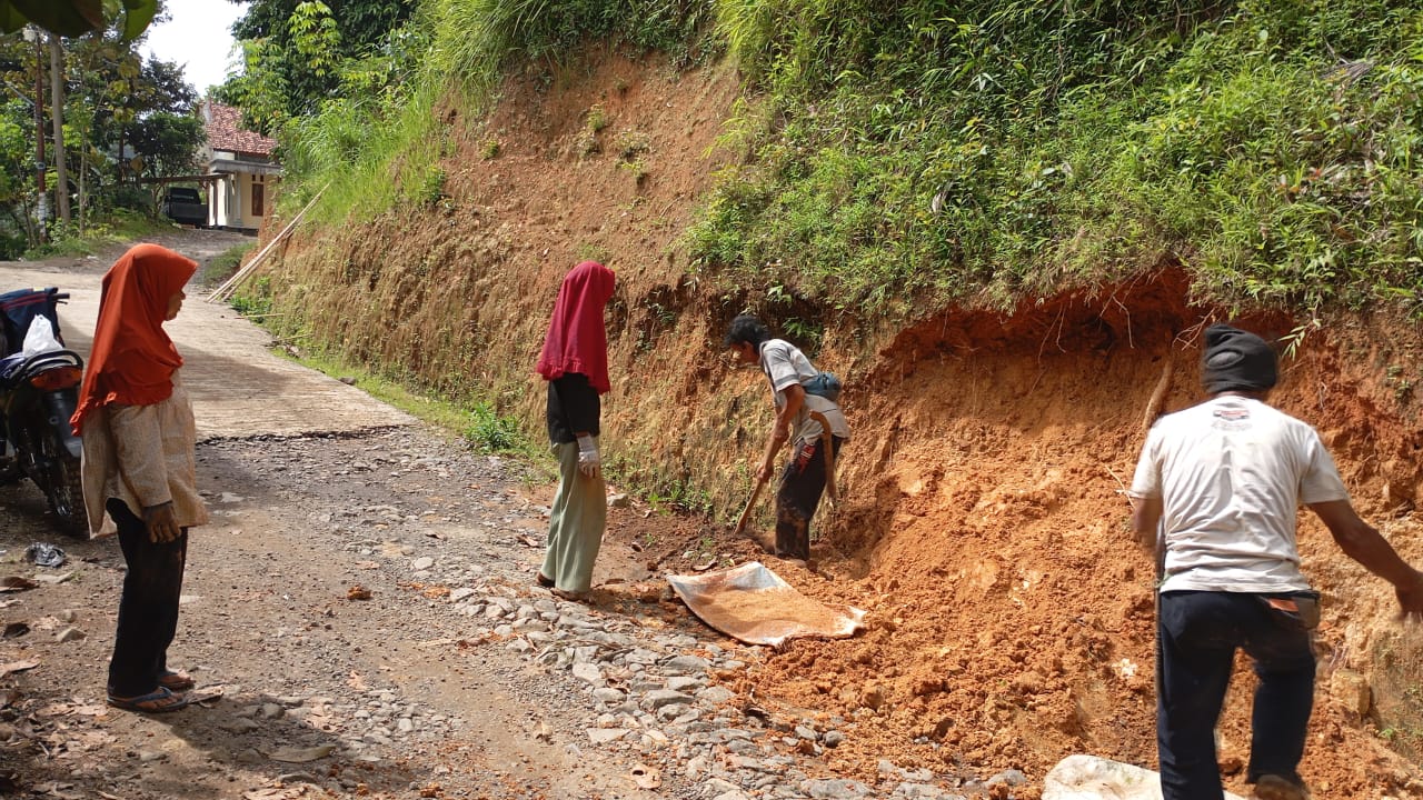 Perbaikan Jalan Kabupaten yang longsor